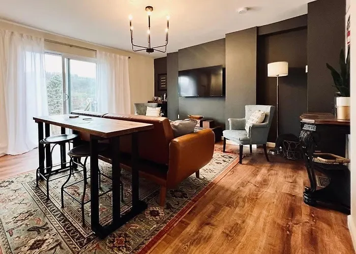 Apartment Off Street Parking Mins From Dtwn And Stadiums Pittsburgh