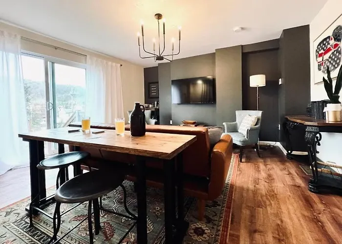Off Street Parking Mins From Dtwn And Stadiums Apartment Pittsburgh