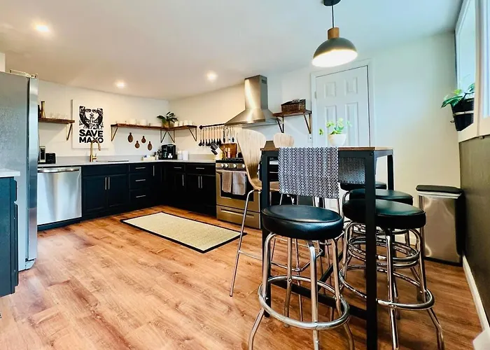 Off Street Parking Mins From Dtwn And Stadiums Apartment Pittsburgh