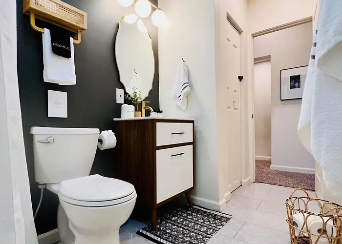 Off Street Parking Mins From Dtwn And Stadiums Apartment *
