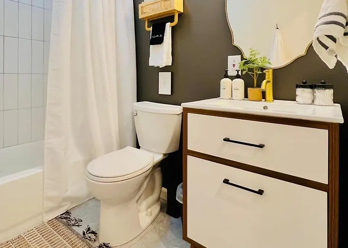 Apartment Off Street Parking Mins From Dtwn And Stadiums *