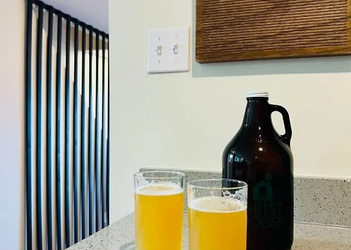 Off Street Parking Mins From Dtwn And Stadiums Apartment *