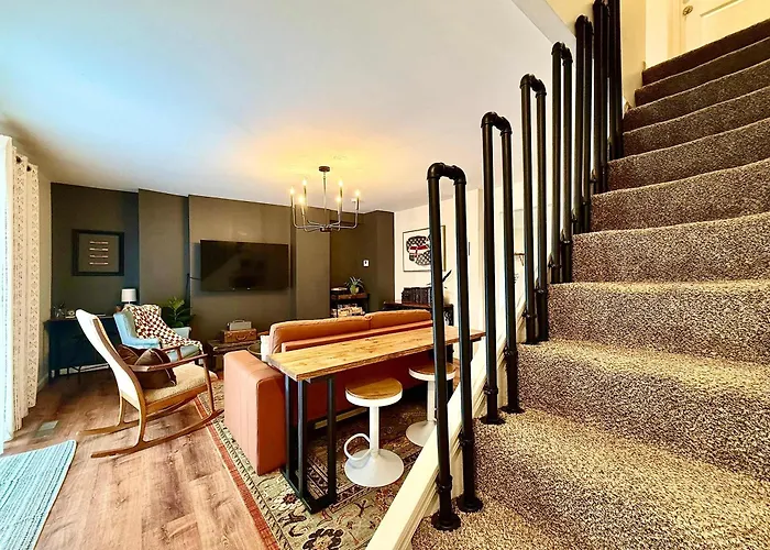 Apartment Off Street Parking Mins From Dtwn And Stadiums *